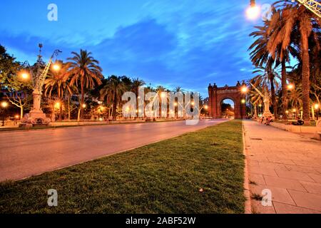 Arc de Triomphe im Parc de la Ciutadella in der Dämmerung, Barcelona Stockfoto