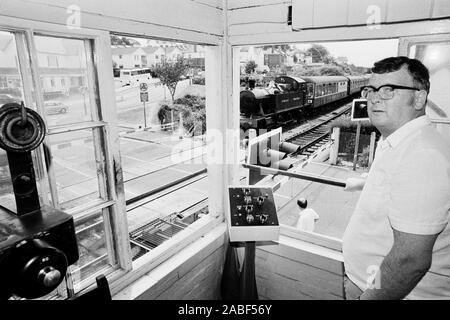 Sie sichestellen Fred Rooke, 46, in der signalbox in Paignton, Devon, die eine Dampflok durch auf dem Dart Valley Light Railway. Züge der Bahn waren die einzigen Zug über British Rail Track läuft heute während eines anderen National Rail Strike. * Herr Rooke gibt Zahlen seines Tages in der Krebsforschung. Stockfoto