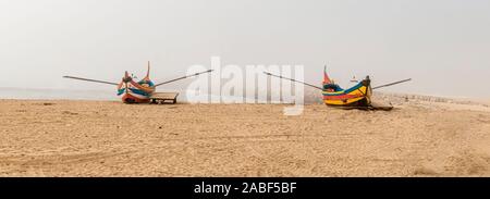 Traditionelle portugiesische Fischerboote auf dem Atlantik Küste in der Nähe von Vila Nova de Gaia, Portugal Stockfoto