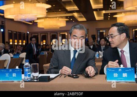 Chinesischen Staatsrat und Außenminister Wang Yi, Links, und der Direktor des Staatsrates Information Office Xu Lin, rechts, nehmen an der 15. Stockfoto