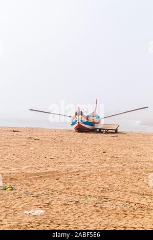 Traditionelle portugiesische Fischerboote auf dem Atlantik Küste in der Nähe von Vila Nova de Gaia, Portugal Stockfoto