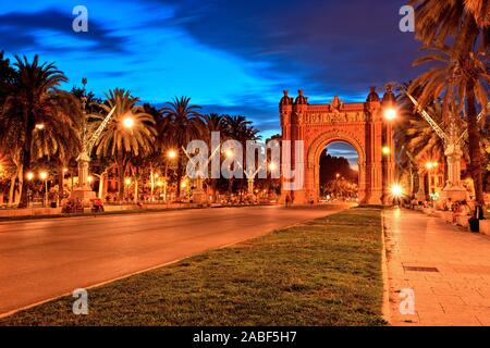 Arc de Triomphe im Parc de la Ciutadella in der Dämmerung, Barcelona Stockfoto