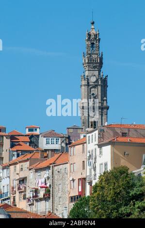 Turm von Clerigos Kirche (Kirche der Geistlichen) in Vitoria Gemeinde von Porto, Portugal Stockfoto