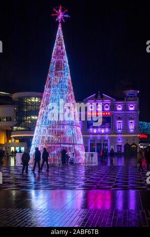 Weihnachtsbaum der Lichter auf dem Platz vor der Liverpool Playhouse Theatre. Stockfoto