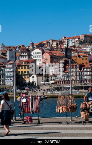 Stände Handwerk Verkauf in einem offenen Markt am Ufer des Douro in Vila Nova de Gaia, Porto, Portugal Stockfoto