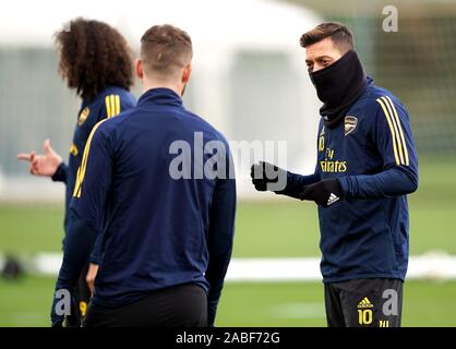 Von Arsenal Mesut Ozil (rechts) während des Trainings in London Colney. Stockfoto