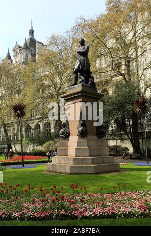 Statue von General Sir James Outram, Victoria Embankment Gardens, Westminster, London, England. Stockfoto