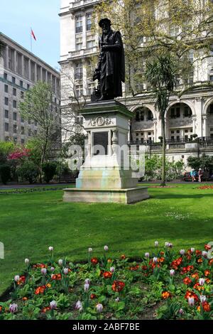 Statue von William Tyndale, Victoria Embankment Gardens, Westminster, London, England. Stockfoto