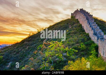 Bild der Sonnenuntergang am Jingshanling Große Mauer in Tianjin City, North China Provinz Hebei, 6. Oktober 2019. Stockfoto