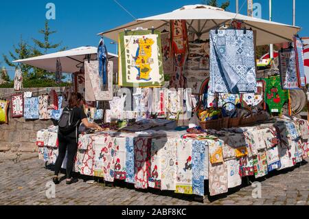 Porto, Portugal Stall mit Souvenirs an Touristen auf dem Domberg Stockfoto