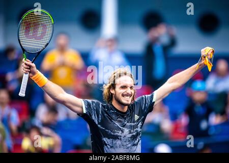 Griechische professional tennis player Stefanos Tsitsipas feiert nach dem Sieg über Serbische professioneller Tennisspieler Novak Djokovic im Viertelfinale o Stockfoto