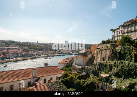 Porto Stadtbild und den Fluss Douro ab Cathedral Hill nach Westen gesehen. Porto, Portugal Stockfoto