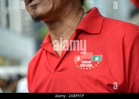 Logo von Hong Kong, Links, Chinesisch, Mitte und Macau Flaggen auf ein Fan-T-Shirt an der Versammlung außerhalb der Hong Kong Polizei Hauptquartier in Hongkong Stockfoto