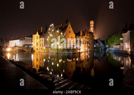 Historischen, mittelalterlichen Stadt Brügge mit Fluss Kanal bei Dämmerung, Belgien Stockfoto