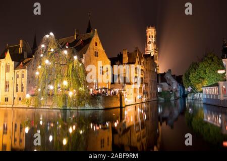 Historischen, mittelalterlichen Stadt Brügge mit Fluss Kanal bei Dämmerung, Belgien Stockfoto