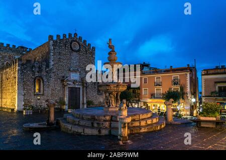 Barockbrunnen Fontana di Piazza Duomo vor dem Dom San Nicolo in der Abenddämmerung, Taormina, Sizilien, Italien, Europa | barocke Brunnen Fontana Stockfoto