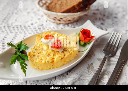 Ei und Käse Salat mit Wachteleier und Kaviar eingerichtet. Restaurant mit. Kopieren Sie Platz. Selektive konzentrieren. Stockfoto