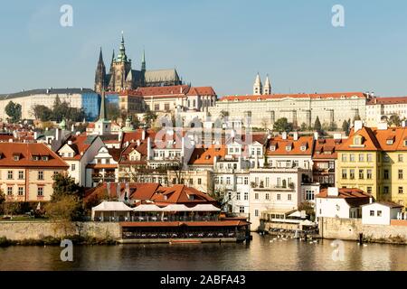 Ein Blick von der Charles Brücke über den Fluss, Vitava St. Vitus Kathedrale und den Königspalast Stockfoto