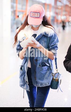 Taiwanesische Modell, Schauspielerin, Sängerin und Fernsehen host Lin Zhiling oder Lin Chi-ling, kommt an einem Flughafen Peking vor Abreise in Peking, China, 13. Stockfoto