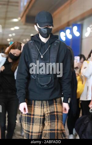 Chinesische Sänger und Rapper Cai Xukun kommt an einem Flughafen Peking nach der Landung in Peking, China, 13. Oktober 2019. Stockfoto