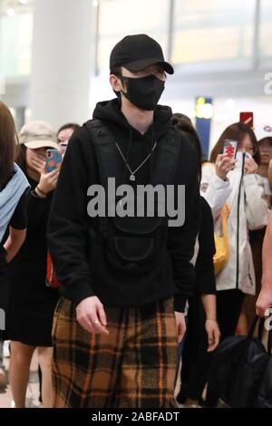 Chinesische Sänger und Rapper Cai Xukun kommt an einem Flughafen Peking nach der Landung in Peking, China, 13. Oktober 2019. Stockfoto