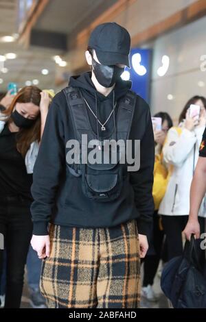 Chinesische Sänger und Rapper Cai Xukun kommt an einem Flughafen Peking nach der Landung in Peking, China, 13. Oktober 2019. Stockfoto