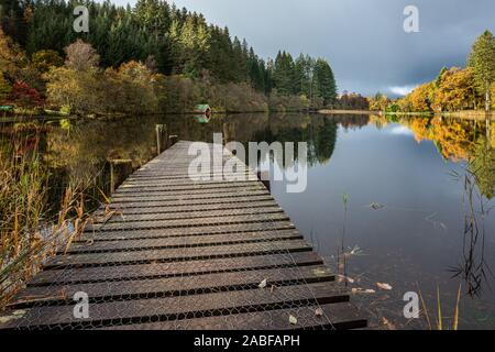 Ein rotes Boot im Alten Bootshaus auf Loch Ard in die Trossachs National Park an einem stürmischen herbstlichen Tag Stockfoto