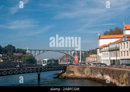 Ponte da Arrábida (Arrábida-Brücke) ist eine Bogenbrücke aus Stahlbeton, mit sechs Fahrspuren über den Fluss Douro, zwischen Porto ein Stockfoto