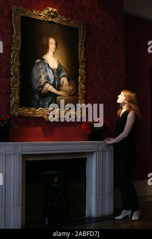 Galerie Direktor Florenz Evans schaut Sir Anthony Van Dyck's Portrait von Maria Friseur während ein Foto für London Art Woche im Weiss Galerie in St James', London. Stockfoto