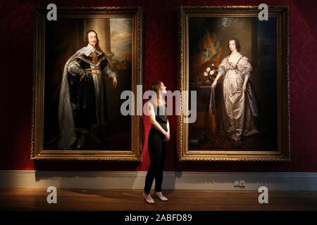 Galerie Direktor Florenz Evans sieht im siebzehnten Jahrhundert Porträts von Charles I. und Königin Henrietta Maria, nach dem Stil von Sir Anthonis van Dyck, während ein Foto für London Art Woche im Weiss Galerie in St James', London. Stockfoto