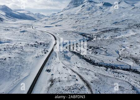 Luftaufnahme von eine kurvenreiche Straße zu den Snowy Mountains im Norden von Island Stockfoto