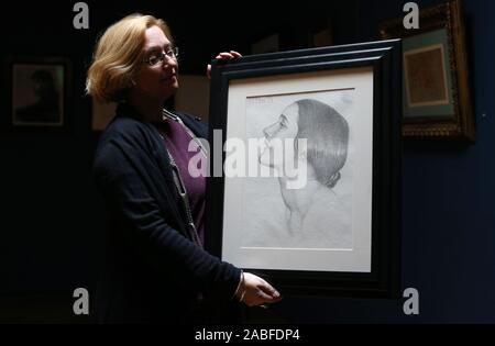 Ein London Kunst Woche Vertreter übernimmt eine Zeichnung von Frau Strauss, der für die Labour Party in Kensington South bei den allgemeinen Wahlen 1945 standen, während ein Foto für London Art Woche im colnaghi Galerie in St James', London. Stockfoto