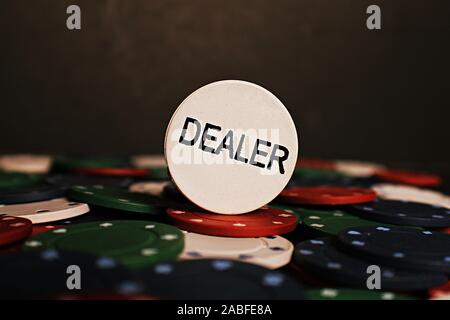 Schwarz & Weiß Teddybär und Game Night Poker Set Stockfoto