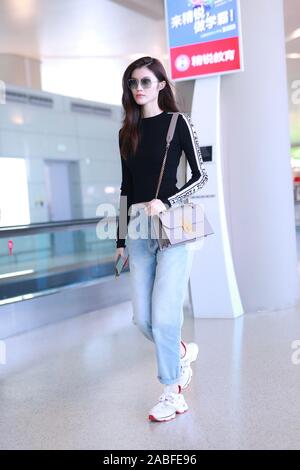 Chinesische Modell und Actres Sui kommt er am Flughafen Shanghai Hongqiao nach der Landung in Shanghai, China, 19. Oktober 2019. Top: Fiorucci Stockfoto