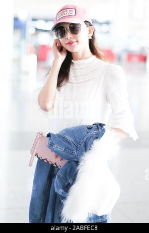 Taiwanesische Modell, Schauspielerin, Sängerin und Fernsehen host Lin Chi-ling mit weißen Pullover und Jeans wird angezeigt und gibt an, süßes Lächeln, in Peking, China, 15. Okt. Stockfoto