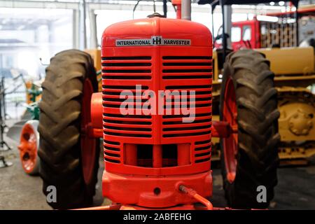 Frontgrill von McCormick Traktoren Farmall BM produziert 1952 von International Harvester Company. Vorderansicht. Rahmi M. KOC Industriemuseum in Istanbu Stockfoto