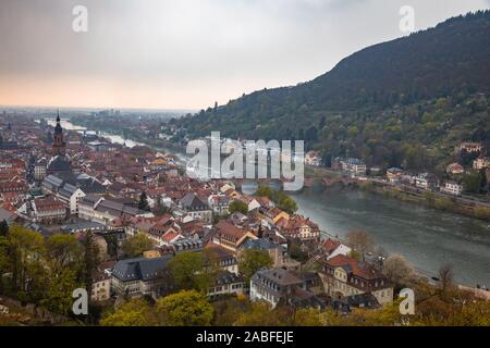 Schöne Aussicht auf die Altstadt und den alten Karl Theodor Brücke über den Neckar, Heidelberg, Baden-Württemberg, Deutschland Stockfoto