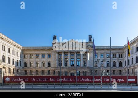 Vorderansicht der Bürogebäude des Deutschen Bundesrates in Berlin, Deutschland, mit einem Banner sagt: 16 Bundesländer, ein Ergebnis, für Stockfoto