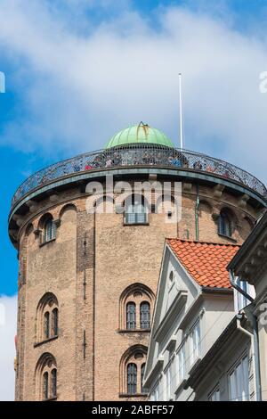 Runder Turm Kopenhagen, Blick auf den oberen Teil der Rundetaarn zeigt seine Sternwarte und Touristen stehen auf der Aussichtsplattform auf dem Dach Stockfoto