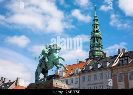 Højbro Plads, mit Blick auf die Statue von Bischof Absalon im højbro Plads, ein Quadrat in Kopenhagen Stadtzentrum, mit Nikolaj Kirchturm in der Ferne. Stockfoto