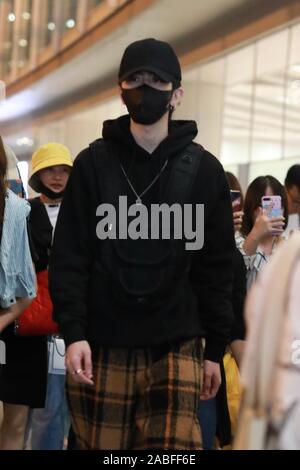 Chinesische Sänger und Rapper Cai Xukun kommt an einem Flughafen Peking nach der Landung in Peking, China, 13. Oktober 2019. Stockfoto