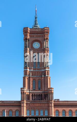 Vorderansicht des Clock Tower auf dem berühmten Roten Rathaus (Rotes Rathaus) auf den Alexander Platz in Berlin Mitte, Deutschland Stockfoto