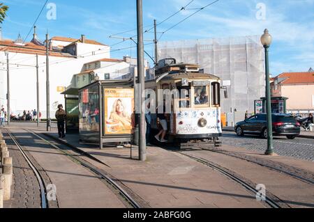 Historische Straßenbahn Linie 1 Passeio Alegre/Infante auf der Rua Nova da Alfandega, Porto, Portugal Stockfoto