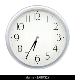 Analoge Wanduhr auf weißem Hintergrund. Stockfoto