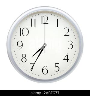 Analoge Wanduhr auf weißem Hintergrund. Stockfoto