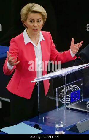 Straßburg, Frankreich. 27 Nov, 2019. Ursula von der Leyen, gewählter Präsident der Europäischen Kommission, eine Erklärung im Hauptsitz des Europäischen Parlaments in Straßburg, Frankreich, November 27, 2019. Das Europäische Parlament ist auf dem neuen Kollegium der Kommissionsmitglieder später Mittwoch zu stimmen. Credit: Zhang Cheng/Xinhua/Alamy leben Nachrichten Stockfoto