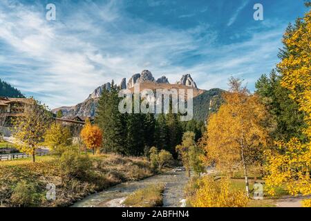 Bunte Herbst Bild des Sellastocks Berge und den Fluss Avisio im Dorf Alba di Canazei in Südtirol, Italien Stockfoto