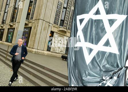 Berlin, Deutschland. 27 Nov, 2019. Anlässlich des 100-jährigen Bühnenjubiläums des Friedrichstadt-palastes, Direktor Berndt Schmidt kommt eine Flagge mit dem Davidstern und die Inschrift "Jüdischen Wurzeln seit 1919" anlässlich des 100-jährigen Bühnenjubiläums zu erhöhen. Die jüdischen Gründerväter M.Reinhardt und der Direktor E. Charell werden geehrt. Foto: Jens Kalaene/dpa-Zentralbild/dpa/Alamy leben Nachrichten Stockfoto