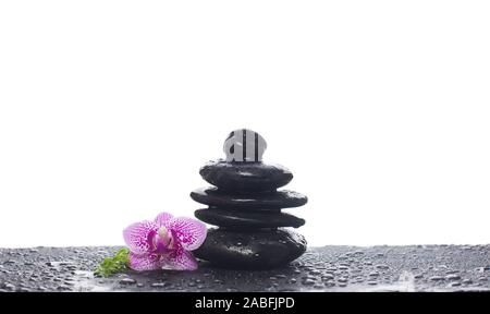 Wunderschöne Spa Komposition. Schwarz zen Steine und Orchidee Blumen Stockfoto