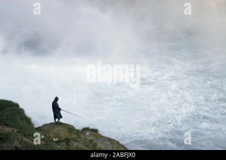 Angler an den Lara-Wasserfaellen bei Antalya, Tuerkei, tuerkische Riviera, Unterer Dueden, Antalya | Angler im Lara Wasserfälle in der Nähe von Antalya, Tuerkei, Stockfoto